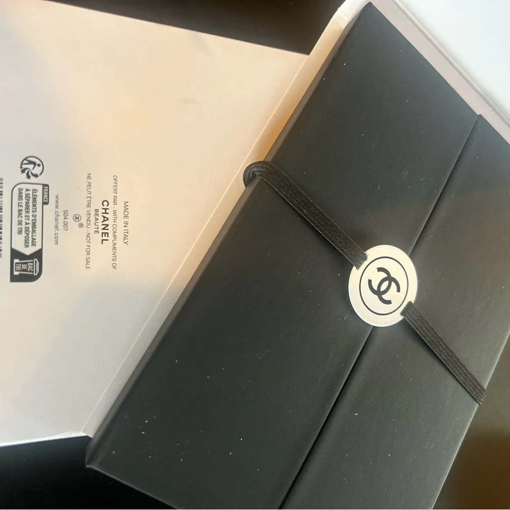 New! CHANEL Sticky Note Set - Picture 5 of 9